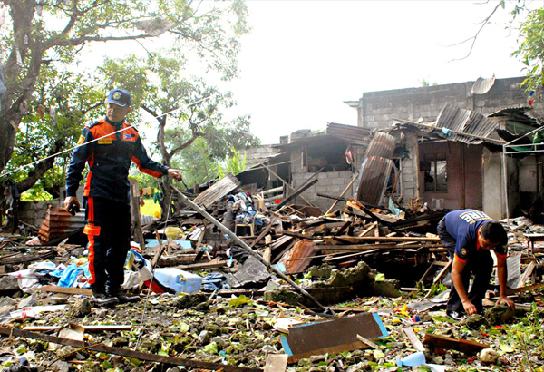 4 injured in firecracker blast