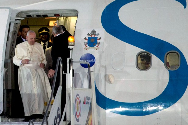 Netizens slam Abad, Binay, Roxas in welcoming the Pope