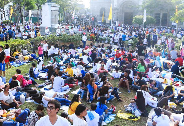 Early birds spend night in Rizal Park