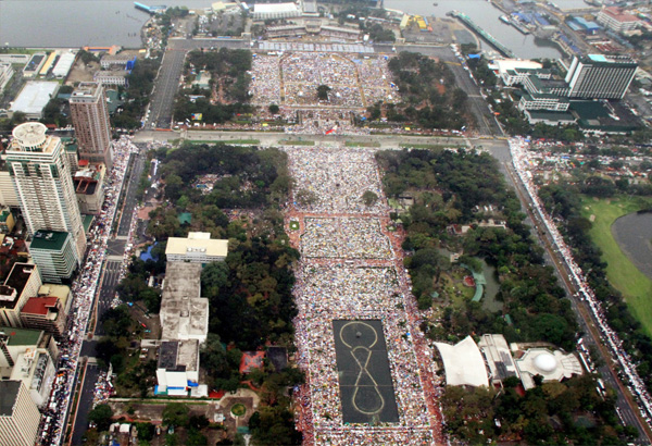 &lsquo;Bless the Philippines&rsquo;: Pope prays for peace, integrity, justice