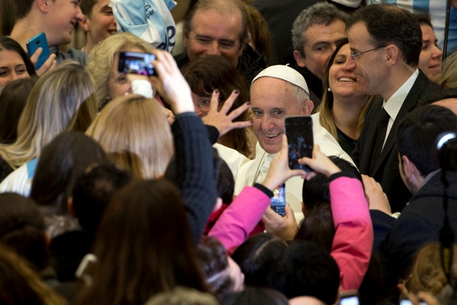 Pope on Manila visit: Poverty not due to large families