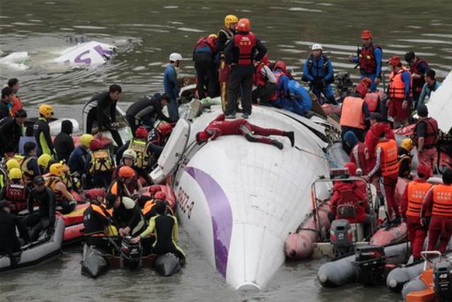 Death toll hits 31 in Taiwan plane crash, with 12 missing