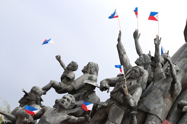 Aquino leads EDSA 1 anniversary amid ouster calls