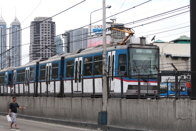 MRT-3 pays P73,000 daily to clean trains     