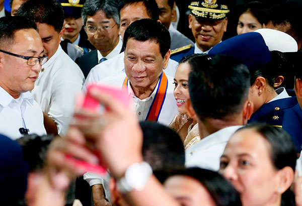 Rody: Selfies with men might make me gay