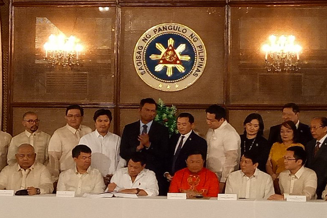 Duterte signs â��pro-peopleâ�� P3.35-T 2017 budget