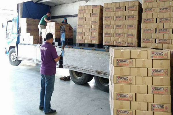 Military delivers relief for displaced Marawi residents