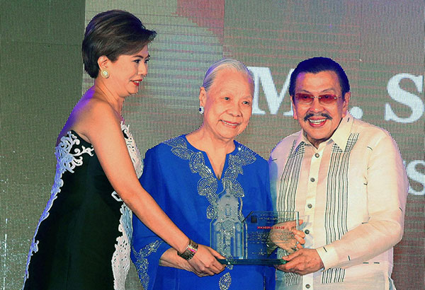 Araw ng Maynila: Erap honors outstanding citizens   