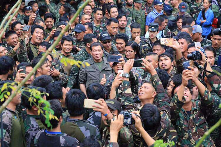 Duterte visits troops in Marawi battleground