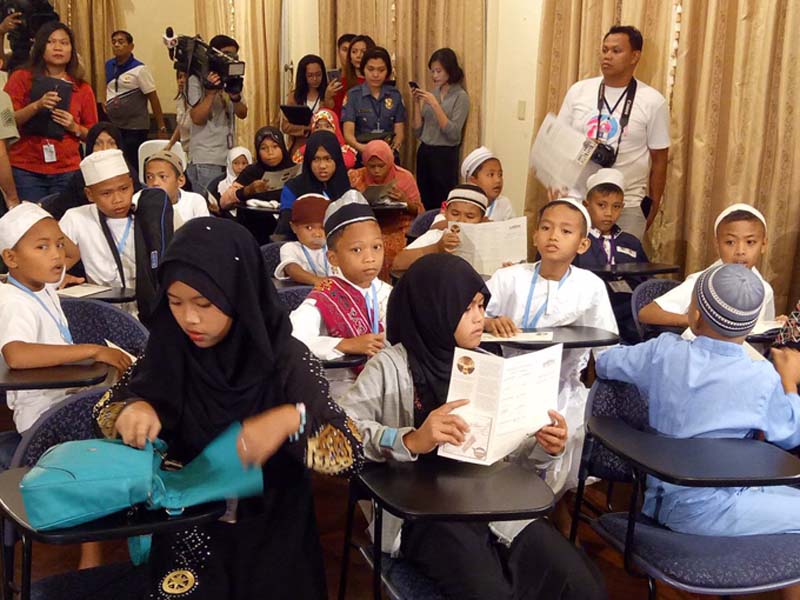 Displaced Marawi children meet Duterte in MalacaÃ±ang