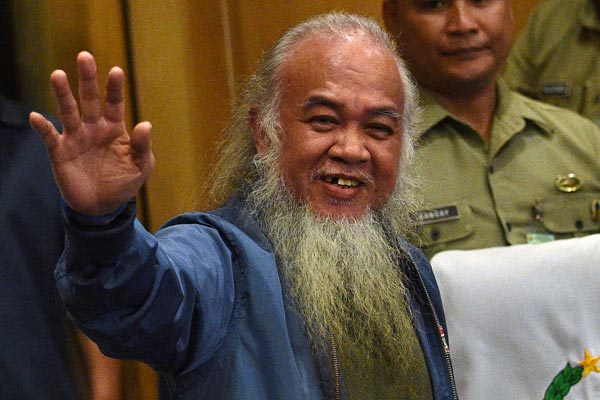 'Strong' Marawi priest smiles after Maute hostage ordeal ends