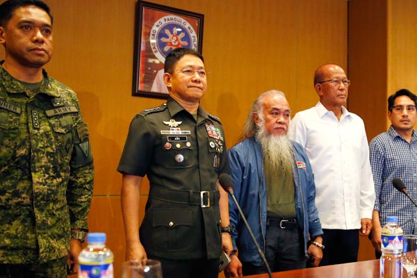 No negotiation with terrorists to free Marawi priest, Duterte says