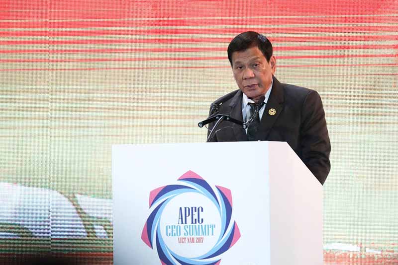 At APEC meeting, Duterte offers to host international summit on human rights