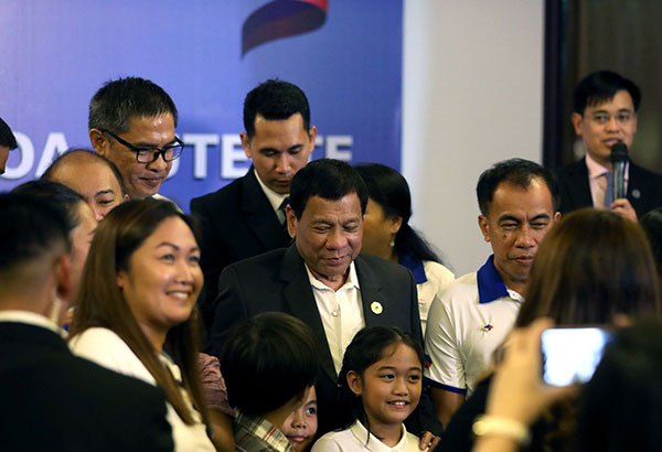 Duterte a â��rock starâ��  at APEC meet in Vietnam