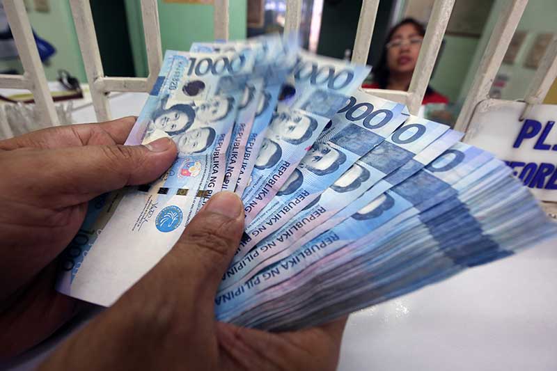  In Camotes Island: Capitol gives out P3.8M cash incentives to barangay workers