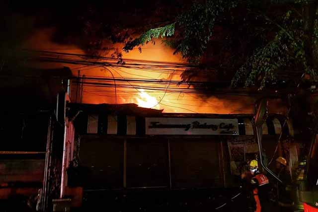 WATCH: Quezon Cityâ��s iconic bakery catches fire