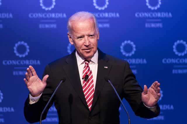 Biden, in public and private, tiptoes toward a 2020 run
