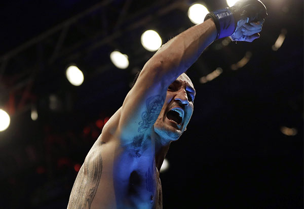 Holloway stops Aldo in 3rd, wins UFC featherweight belt  