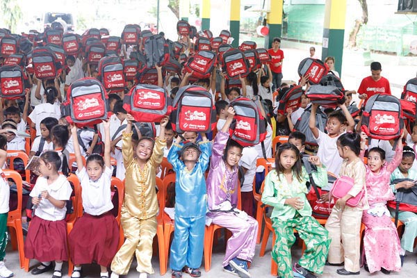 Sama Bajau students in Manila receive âBags of Hopeâ symbolizing their dreams