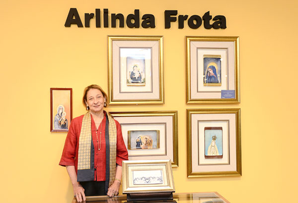 Award-winning painter Arlinda Frota exhibits porcelain pieces at Rustanâs