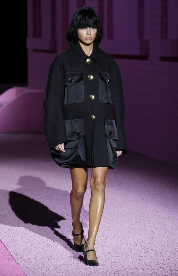 Makeup-free models walk for Marc Jacobs at NY Fashion Week | Philstar.com
