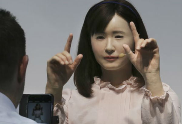 Funky robots display Japan's latest technologies