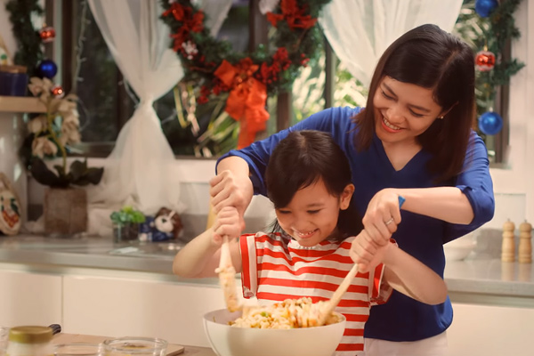 Behind-the-scenes no more: Short film recognizes momâs endless efforts every holiday