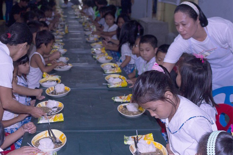 Millennials help in Payatas kids' future, a meal at a time