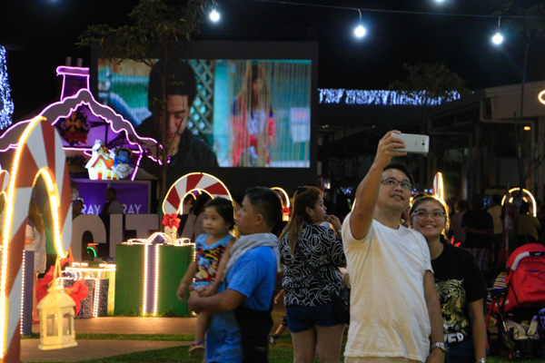 LOOK: Open Air Cinema spreads glee, âkiligâ in Cavite
