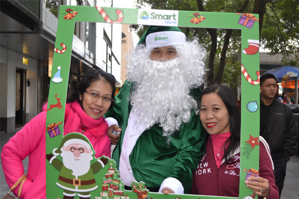 Overseas Filipinos, families receive Christmas surprises from Smart World, PLDT Global