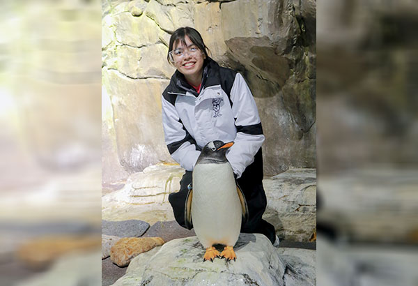  Making friends with happy feet at Ocean Park: cool!    
