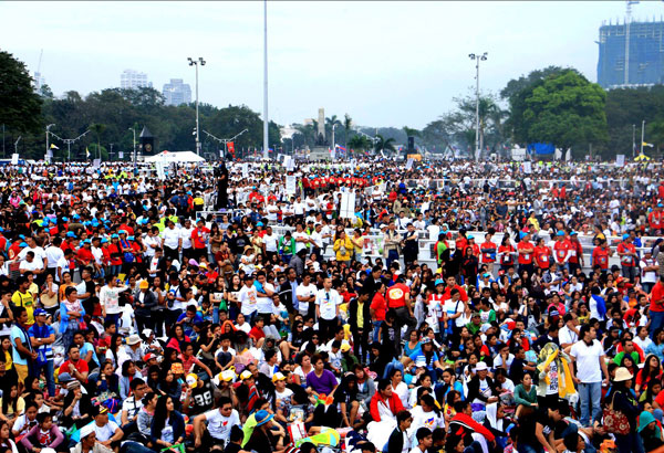 Millions flock to Rizal Park ahead of papal mass