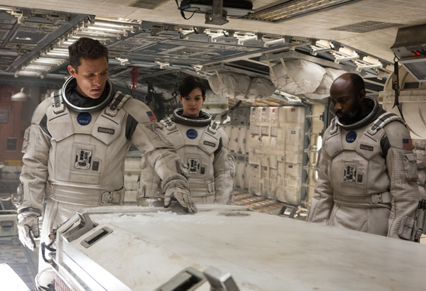 Review: 'Interstellar' literally and figuratively reaches for the stars