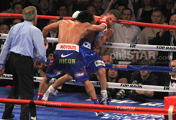 Pacquiao runs through Algieri, wins decision