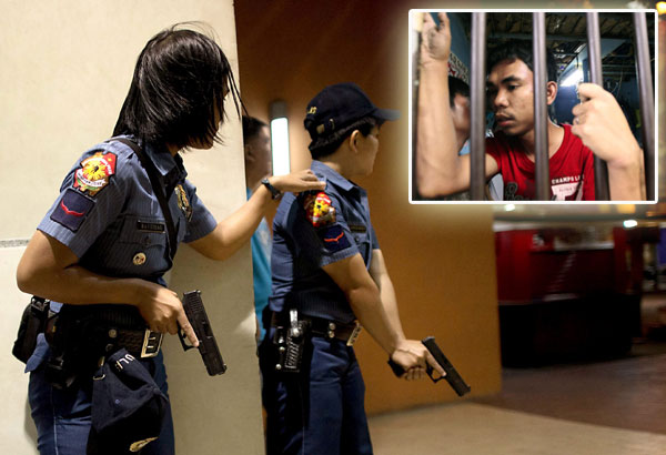 2 female cops take on mall robbers