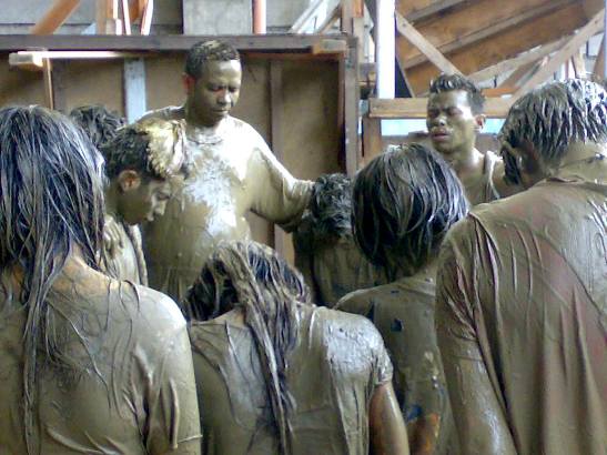 Performing artists to do 'mud walk' for Pope