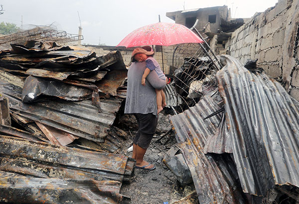 Fire hits Para&ntilde;aque slum; 300 families homeless