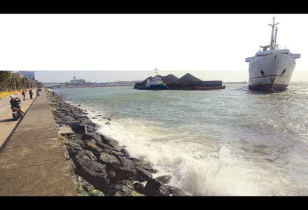 PCG wants 3 ships removed from Manila Bay seawall