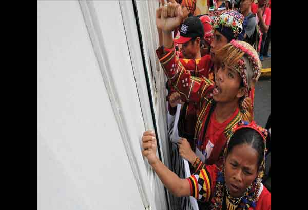 200 lumads stage rally at Crame, Aguinaldo