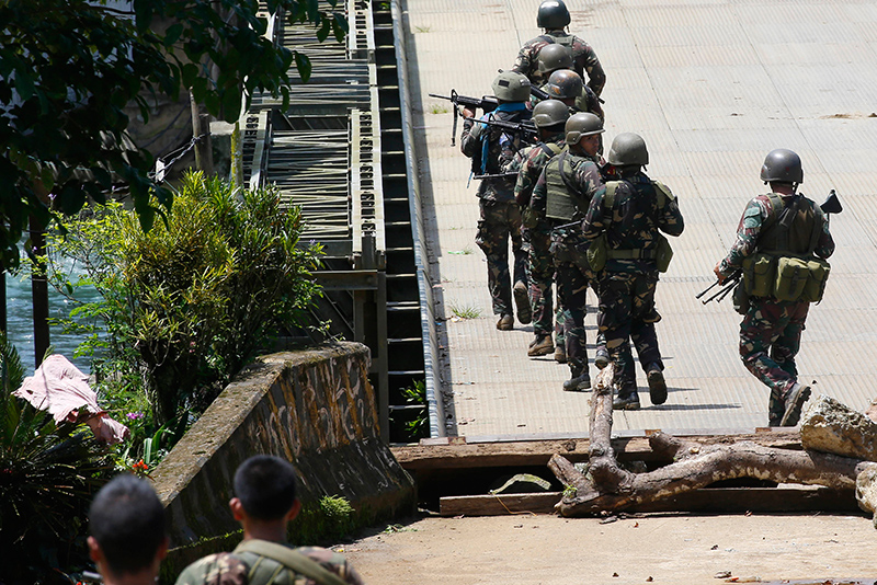 Troops to focus on rescue not assault after capturing key Marawi bridge