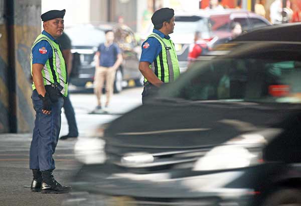 MMDA enforcers get black berets