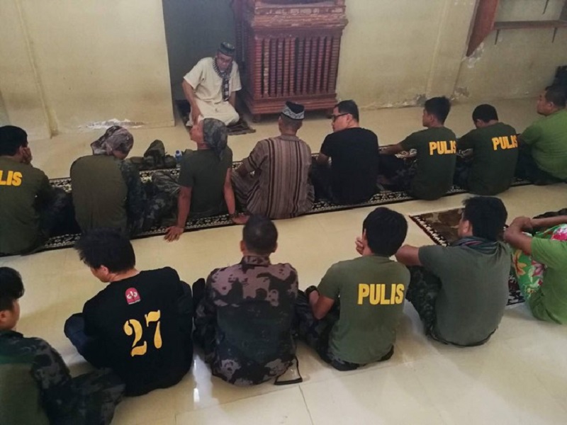 Police, soldiers pray in Marawi mosque retaken from Mautes