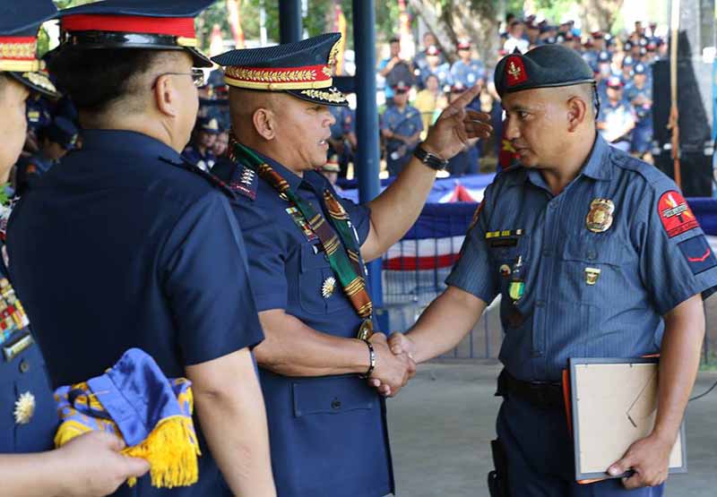 Bato awards ARMM cop with medal for honesty