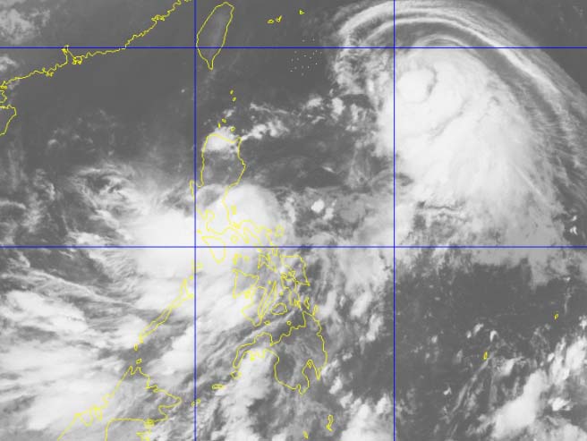 'Maring' slightly intensifies, barrels toward Quezon-Aurora