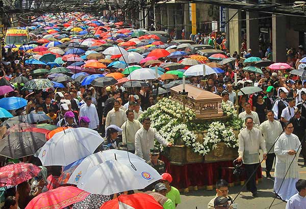 Thousands attend Vidalâ��s burial
