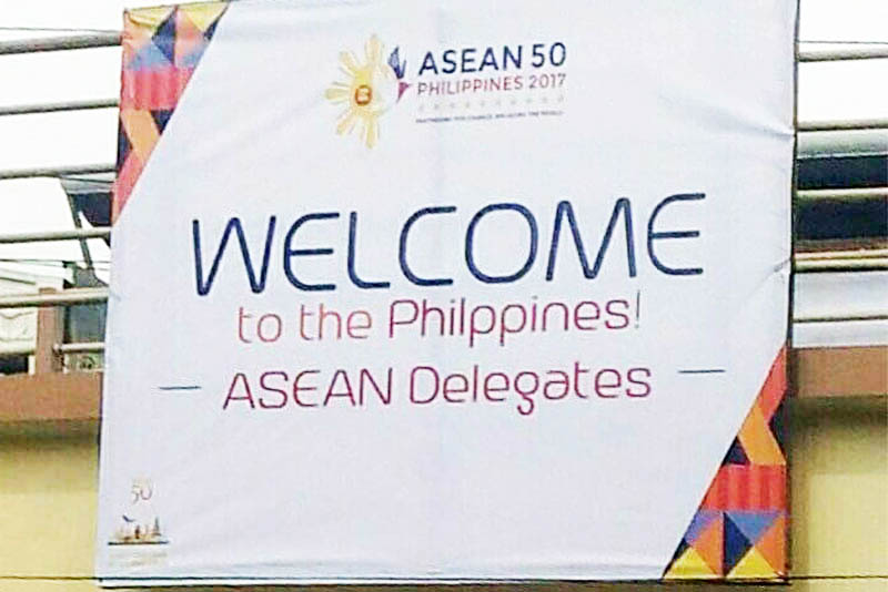ASEAN 2017 welcome billboards sablay, binabaklas