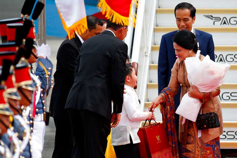 WATCH: 'Pasalubong' of Jokowi, wife upon arrival in Philippines