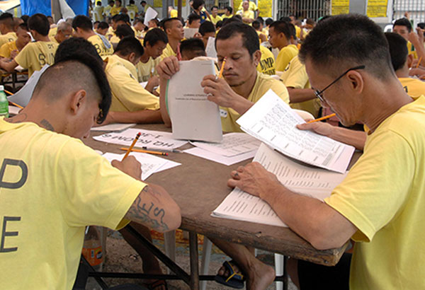 Manila jail inmates  take equivalency test    