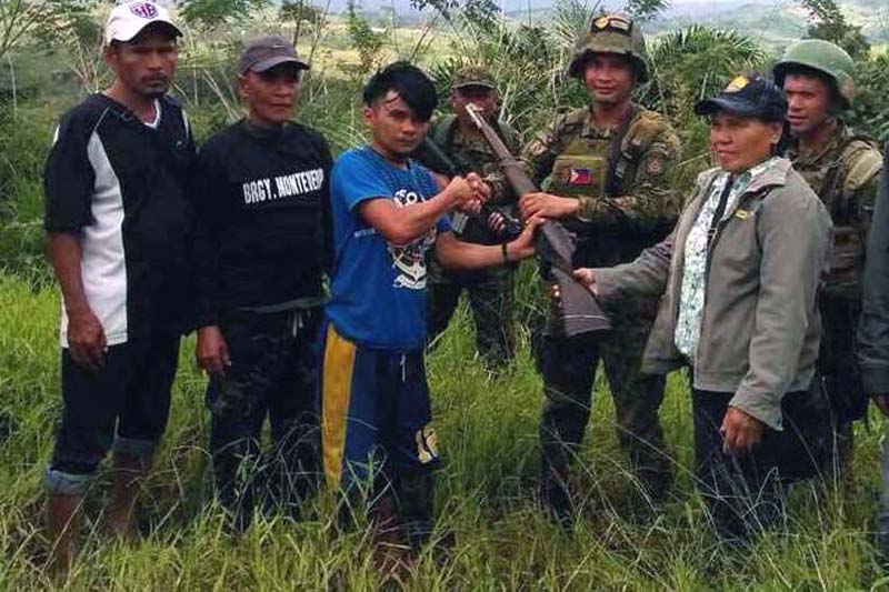 5 NPAs surrender to Army in Maguindanao