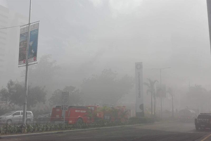 Haze alert raised as Cebu City shopping mall burns